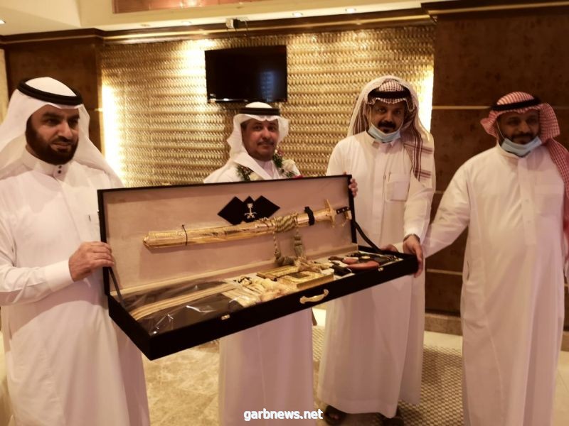 بالصور معلِّمو متوسطة عبدالله بن أنيس بمكة يحتفلون بتقاعد "الحارثي"
