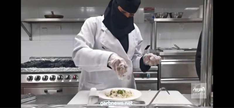 قصة زوجين سعوديين يعملان في مطعمهما بجازان...هنا التفاصيل