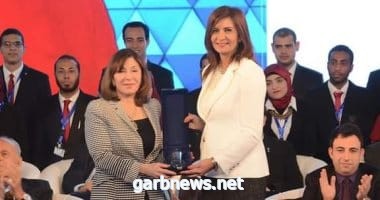 مصرية تحصل على أرفع وسام مدنى بكندا ووزيرة الهجرة: يا فرحة مصر ببناتها