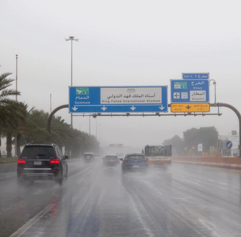 أمطار على مدينة #الرياض، ولاتزال السماء ملبدة بالغيوم.