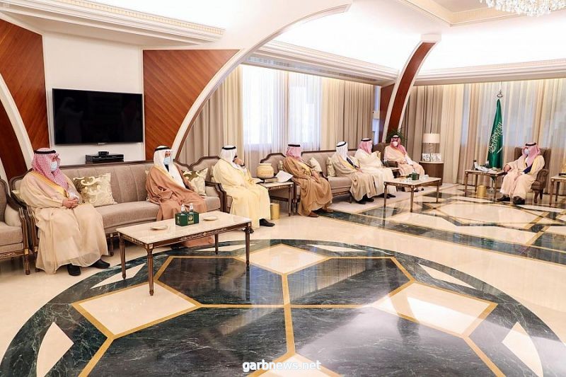 سمو الأمير سعود بن نايف يكرم عدداً من داعمي لجنة إصلاح ذات البين بالمنطقة الشرقية.