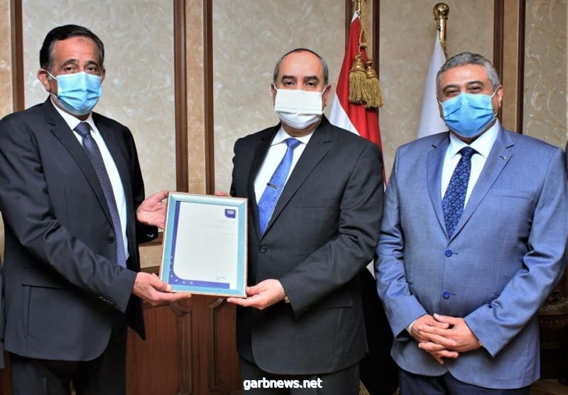 وزير الطيران المدني يتسلم تجديد اعتماد شهادة الأيزو لسلطة الطيران المدني المصرية