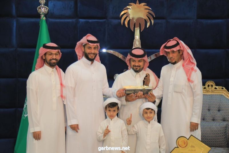 مركز النادر يكرم الفائز بمهرجان الملك عبدالعزيز للصقور