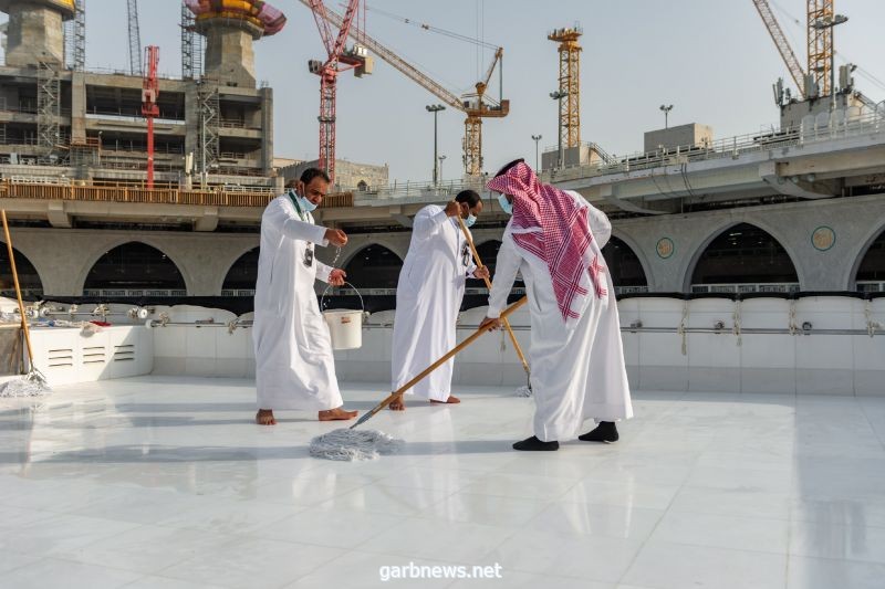 فريق سعودي مختص يقوم بتنظيف سطح الكعبة المشرفة خلال (40) دقيقة
