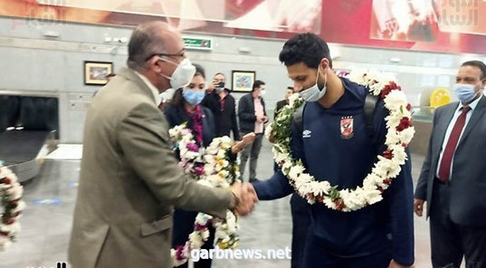 مطار القاهرة الدولي يستقبل بعثة الأهلى  بالورود بعد حصوله على برونزية مونديال الأندية