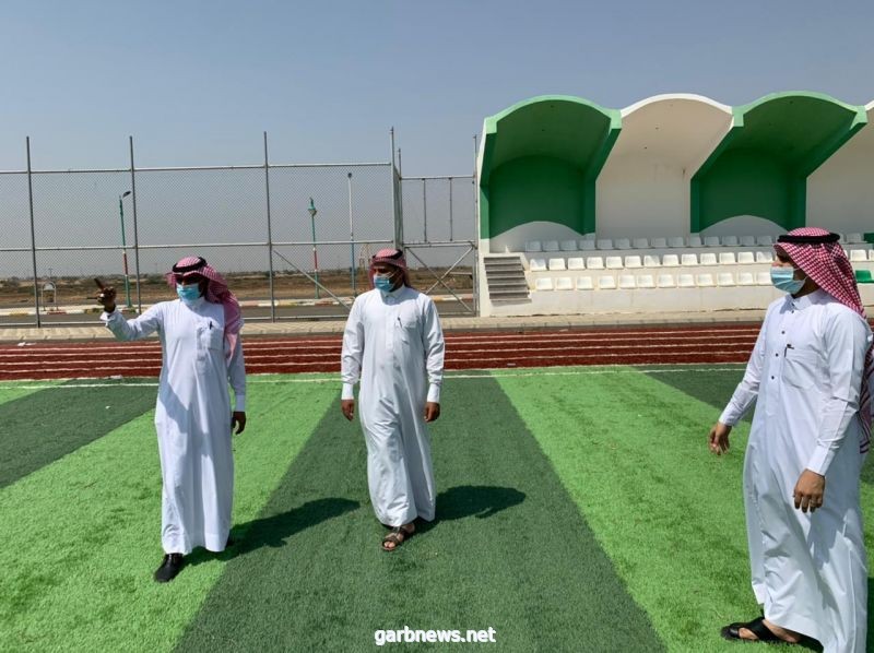 "رئيس بلدية مركز القفل" يتفقد مشروع ملعب كرة القدم