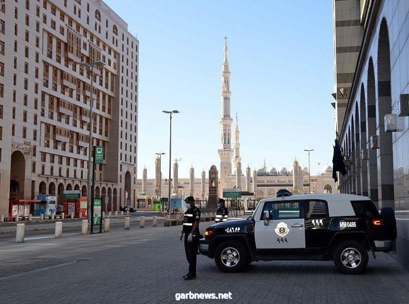 شرطة المدينة : القبض على 3 أشخاص سرقوا مركبتين تحت تهديد السلاح وقاوموا رجال الأمن أثناء محاولتهم الهرب