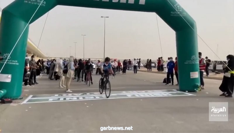 شاهد.. انطلاق سباق السيدات للدراجات الهوائية في الرياض بمسافة 15 كيلومترًا
