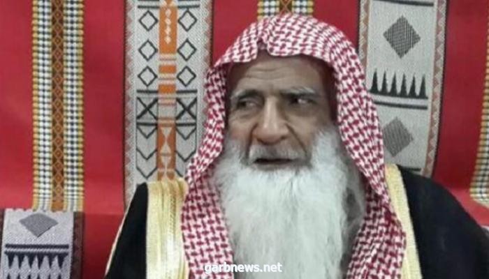 بعد 80 عاماً من الأذان.. وفاة أقدم مؤذن في السعودية رافعاً السبابة