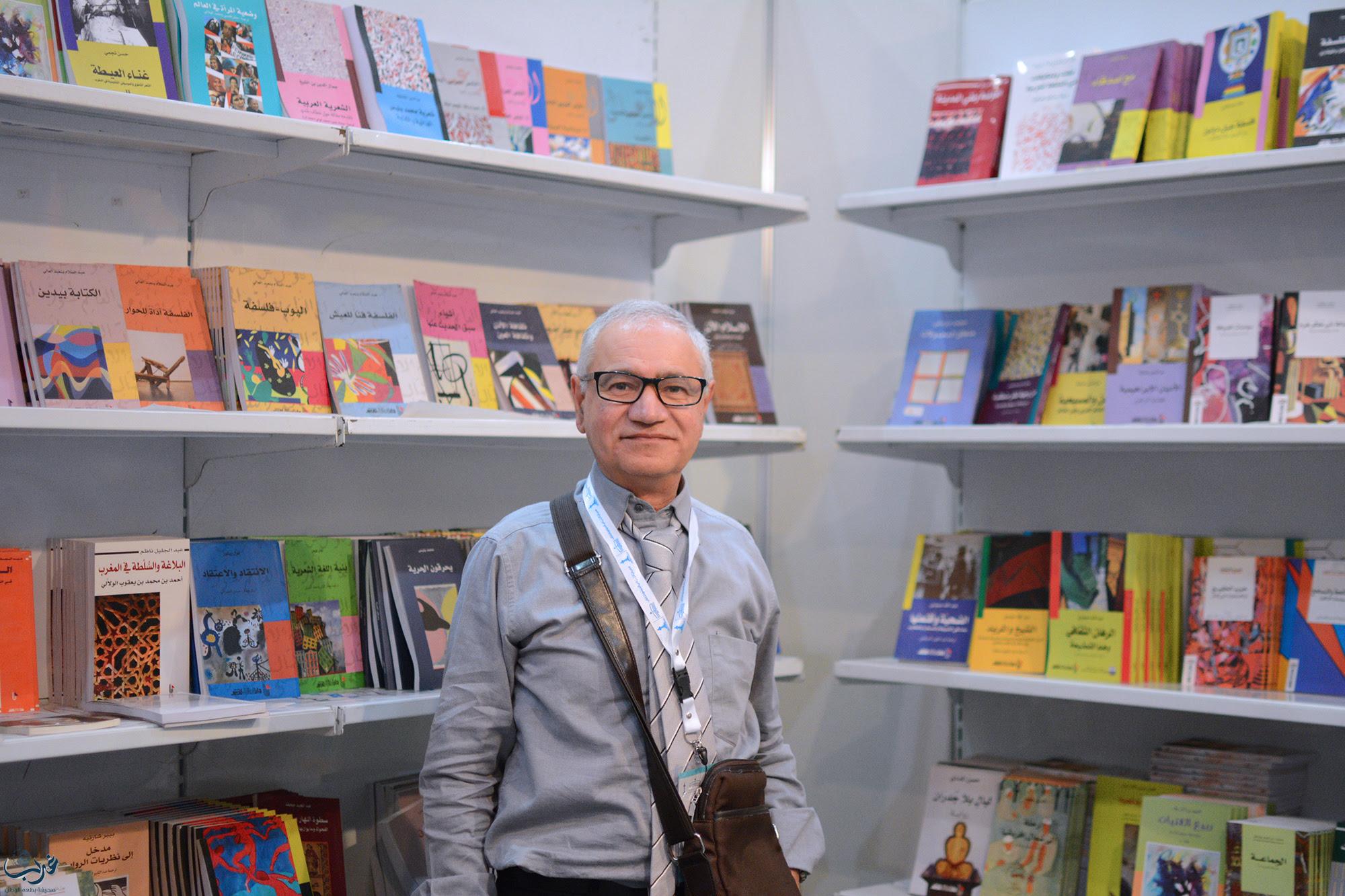 مغربي يختزن 30 عاماً من ذاكرة معرض الرياض للكتاب