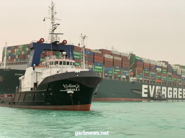 مصر": تعليق حركة الملاحة مؤقتاً في قناة السويس لحين الانتهاء من أعمال تعويم السفينة الجانحة