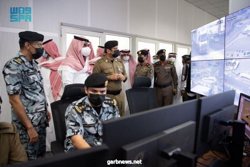 سمو نائب أمير #مكة_المكرمة يزور غرفة عمليات المسجد الحرام.