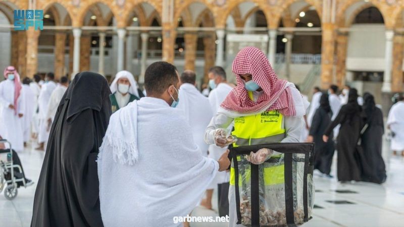 شؤون الحرمين توزع وجبات إفطار الصائمين على المصلين والمعتمرين بالمسجد الحرام