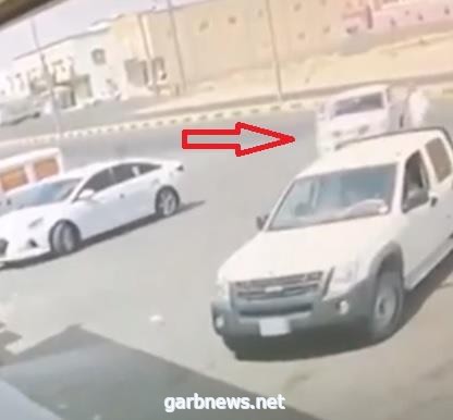 شاب يحاول إنقاذ عائلة داخل مركبة تحركت دون سائق في عسير