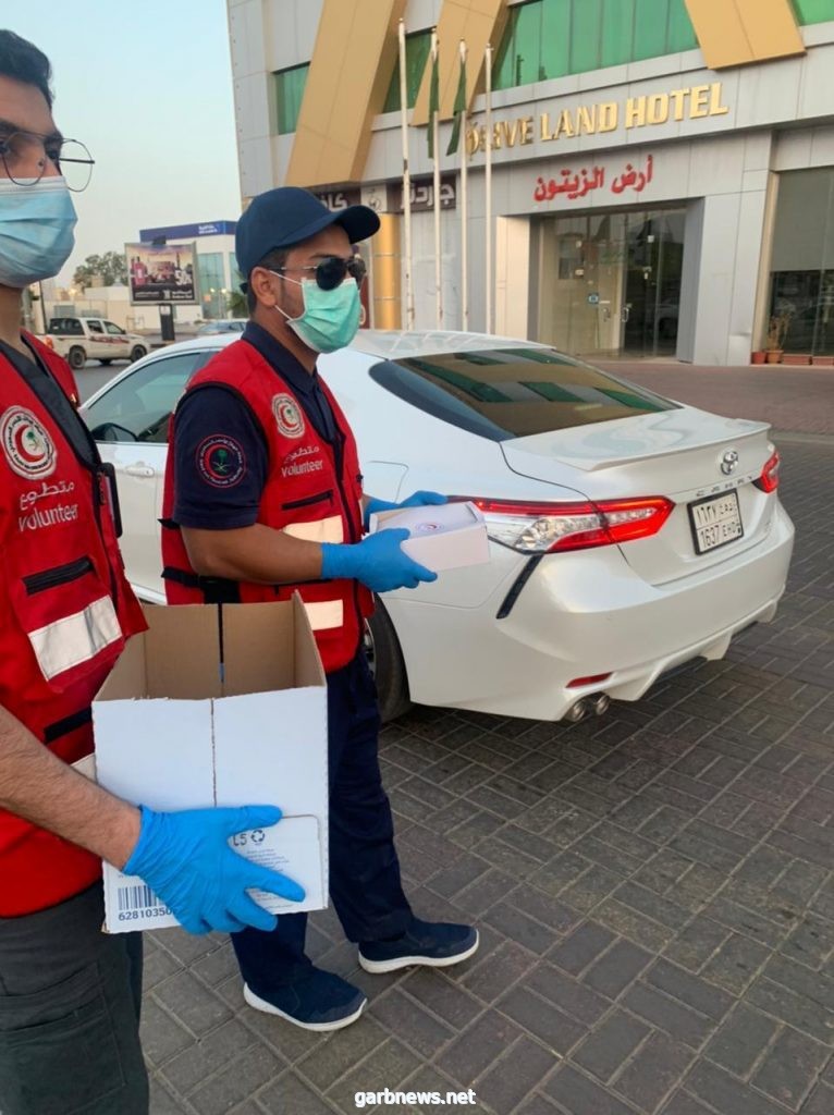 متطوعو الهلال الأحمر بالجوف يوزعون وجبات الإفطار على قائدي المركبات