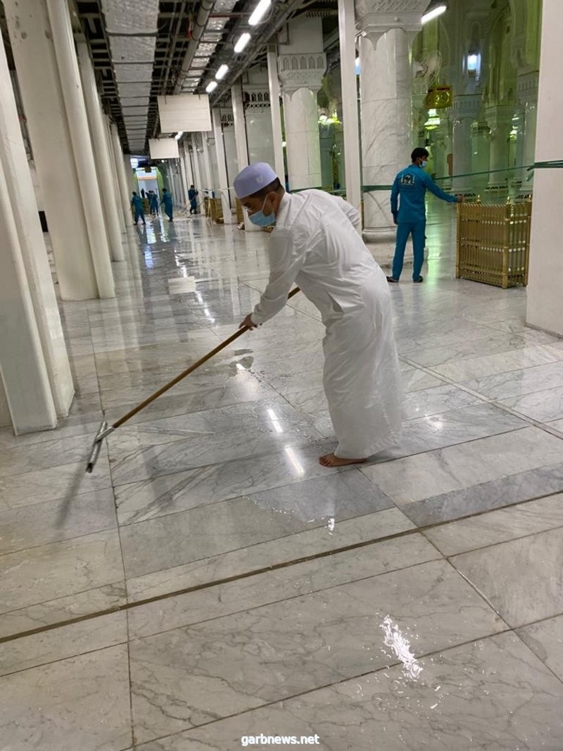 وزير التجارة الماليزي يُشارك عمّال النظافة بـ ⁧‫#المسجد_الحرام‬⁩ في إزالة آثار ⁧‫#الأمطار‬⁩ وهو الذي دخل البيت معتمراً.