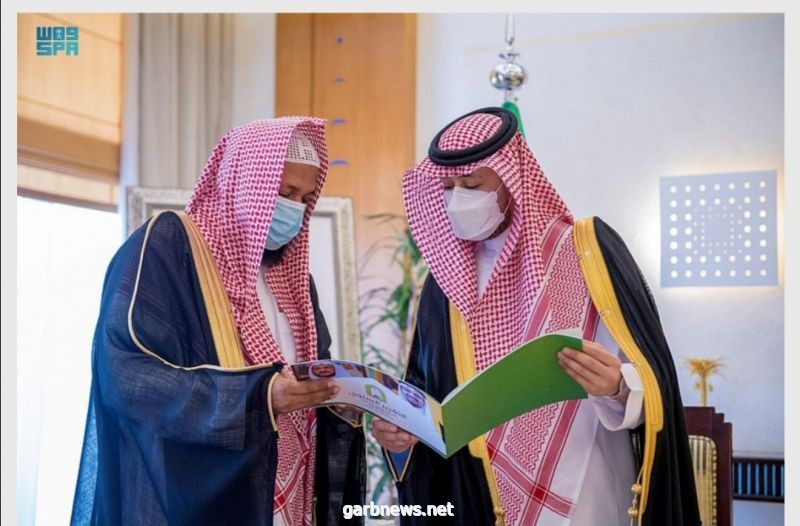 سمو الأمير فهد بن تركي بن فيصل يتسلم تقرير الشؤون الإسلامية بالقصيم