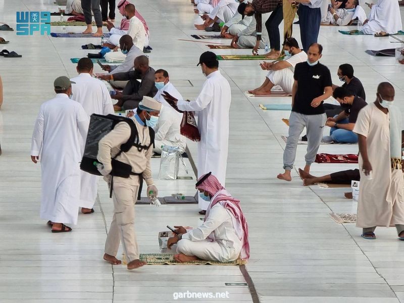 إدارة سقيا زمزم بالمسجد الحرام توزع أكثر من (6) ملايين عبوة زمزم خلال شهر رمضان المبارك