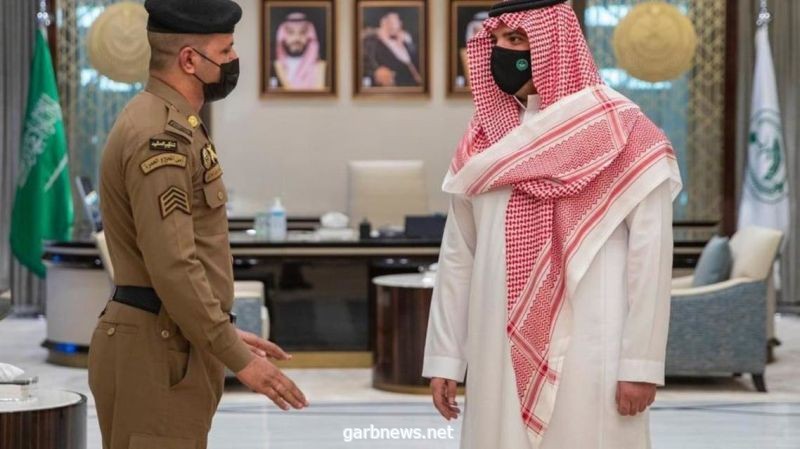 وزير الداخلية السعودي يستقبل رجل الأمن المتصدي لمعتدي منبر الحرم