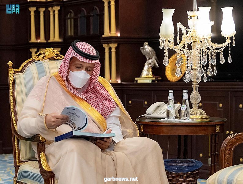 سمو أمير الباحة يتسلم التقرير الختامي لأعمال ومنجزات إدارة التعليم بالمنطقة.