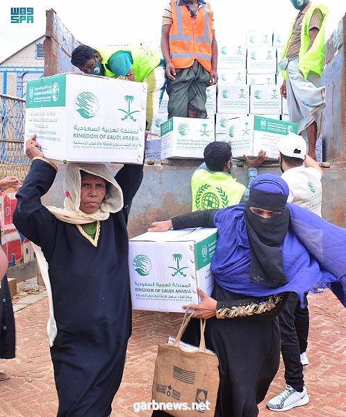 مركز الملك سلمان للإغاثة يوزع 5,000 ألف سلة غذائية للاجئين الروهينجا والأسر الأكثر احتياجا في بنغلاديش.
