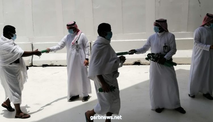 الرئاسة العامة لشؤون المسجد الحرام والمسجد النبوي توزع "3000" مظلة على المعتمرين