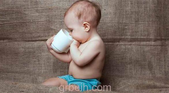 هل يمكن تقديم الشاي للطفل وهل تفيد إضافة الحليب؟