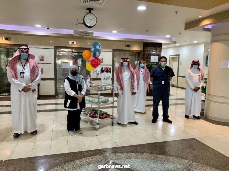 مستشفى شرق جدة يعايد المرضى المنومين والموظفين المكلفين بعيد الأضحى المبارك