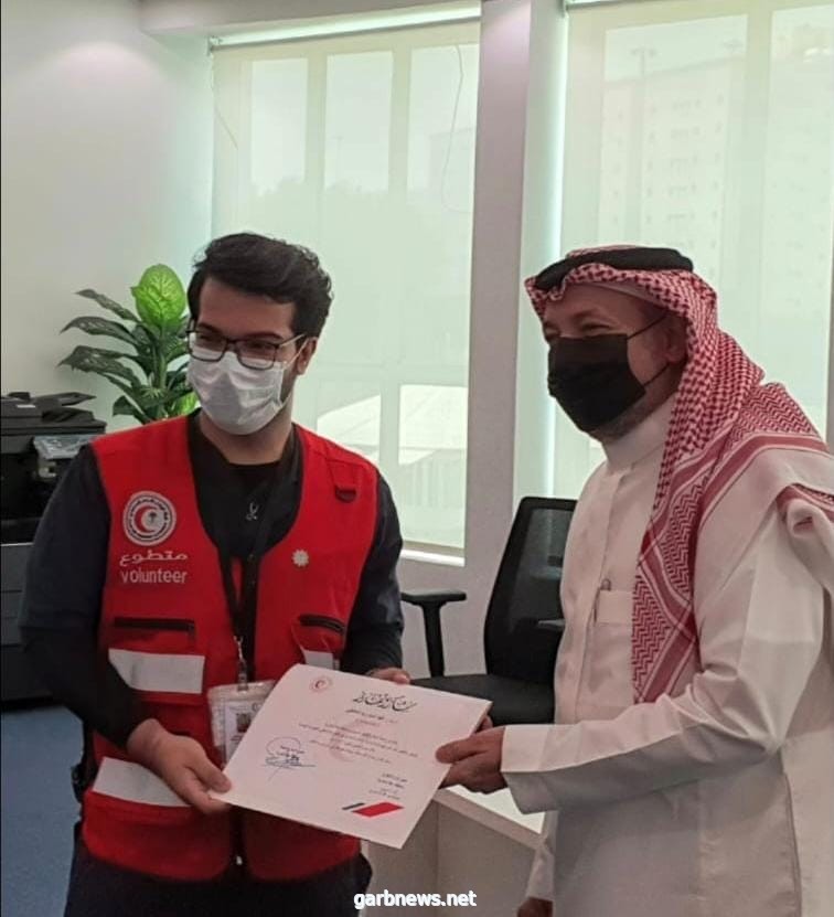 مدير عام فرع هيئة الهلال الأحمر السعودي بمنطقة مكة المكرمة يكرم المتطوعين والمتطوعات في موسم حج ١٤٤٢هـ