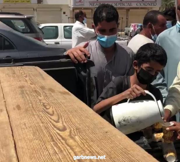 طفل يقدم القهوة والتمر للمصلين بعد خروجهم من صلاة الجمعة بالقصيم