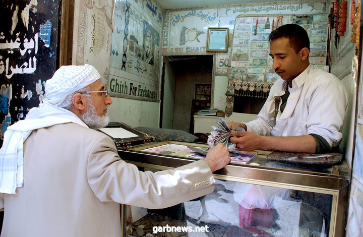 الريال اليمني يهوي مجددا والدولار بـ 1200