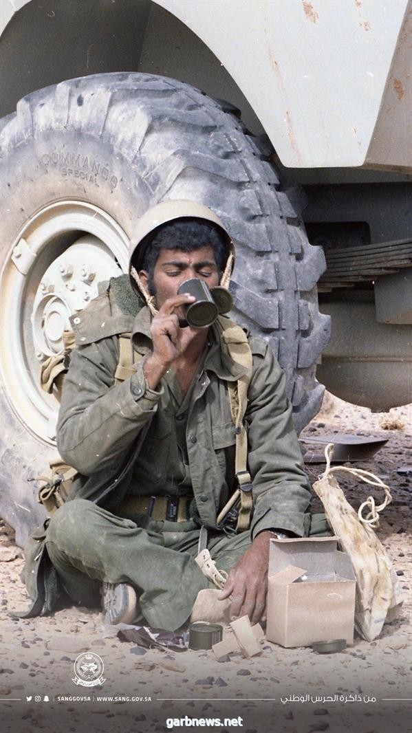 التقطت قبل 42 عاماً.. صورة لأحد أفراد "الحرس الوطني" يتناول وجبة خلال مناورة شروق الشمس