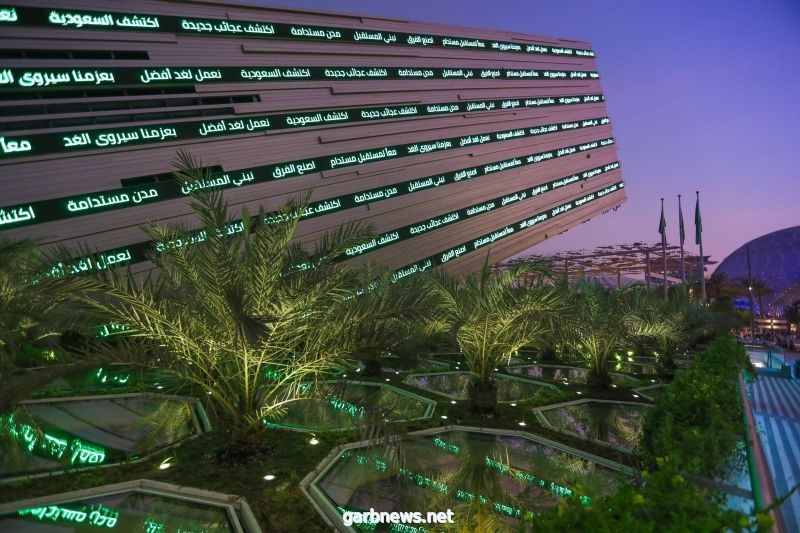 سعوديون وسعوديات يستقبلون العالم في إكسبو 2020 دبي