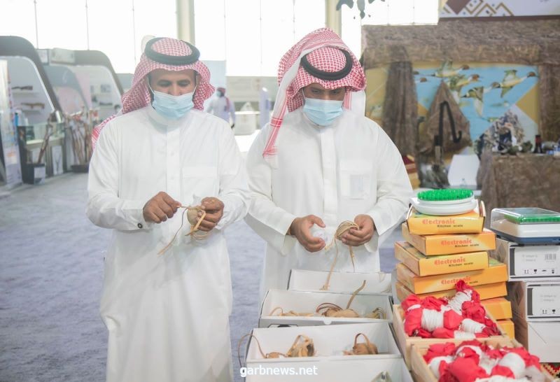 حرفي يروي قصة صناعة البرقع في معرض الصقور والصيد السعودي