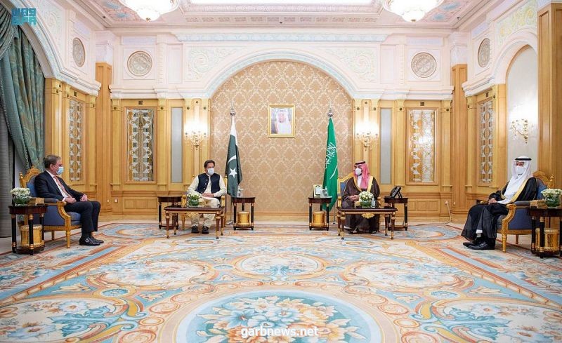 سمو ولي العهد يلتقي رئيس الوزراء الباكستاني