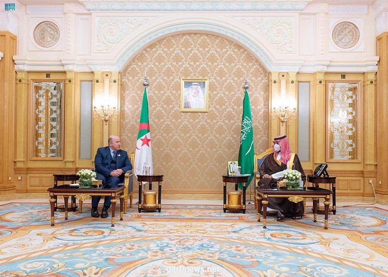 سمو ولي العهد يلتقي الوزير الأول وزير المالية الجزائري