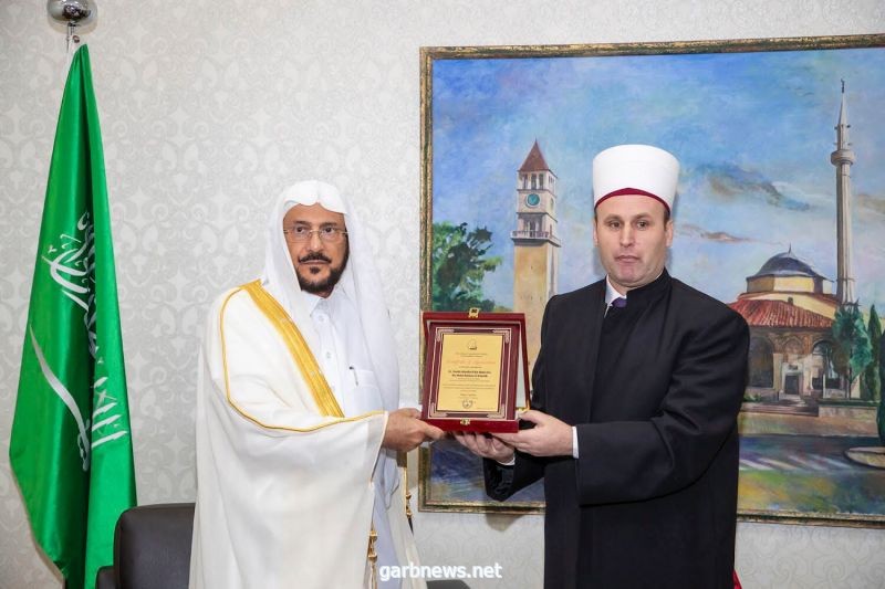 رئيس المشيخة الإسلامية الألبانية يمنح وزير الشؤون الإسلامية درع المشيخة
