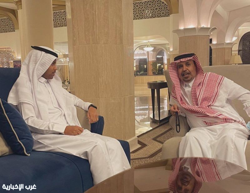 محافظ القنفذة يزور الإعلامي محمد الشرقي للإطمئنان على صحته جراء العملية الجراحية