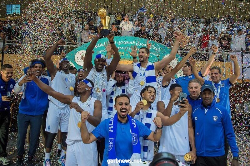 سمو نائب رئيس اللجنة الأولمبية السعودية يتوج الهلال بطلاً لدوري السلة