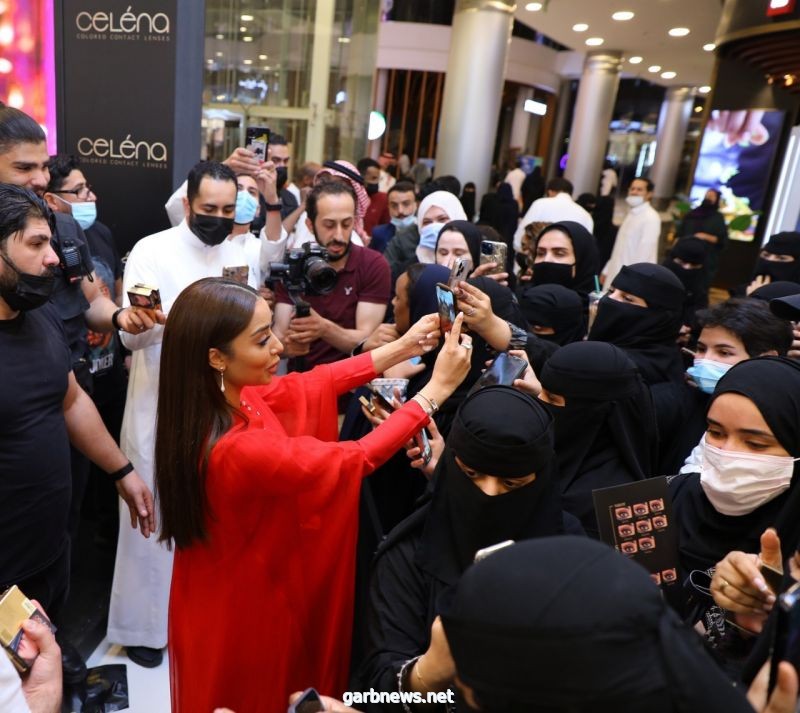 الفنانة بلقيس بإطلالة جذابة في فعالية تدشين عدسات سيلينا اللاصقة في السعودية
