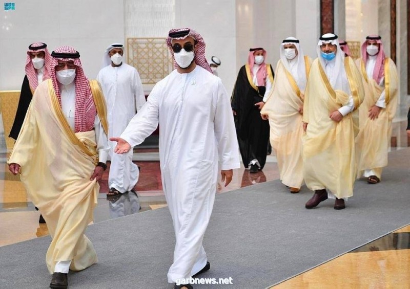 الأمير مقرن بن عبد العزيز ووفد من الأمراء يقدمون التعازي للشيخ " محمد بن زايد" في وفاة الشيخ خليفة بن زايد