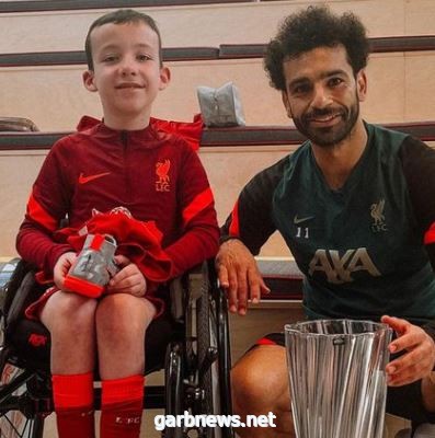 محمد صلاح يتسلم جائزة لاعب العام من جمعية مشجعي ليفربول لذوي الهمم