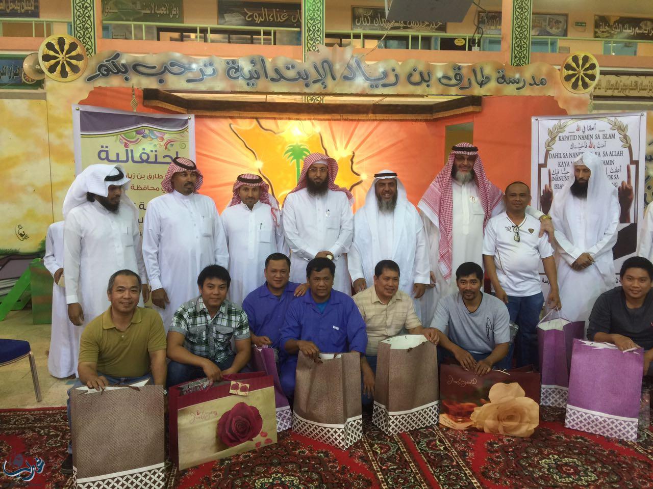 مدرسة في الأفلاج تحتفل بإسلام عاملين آسيوين
