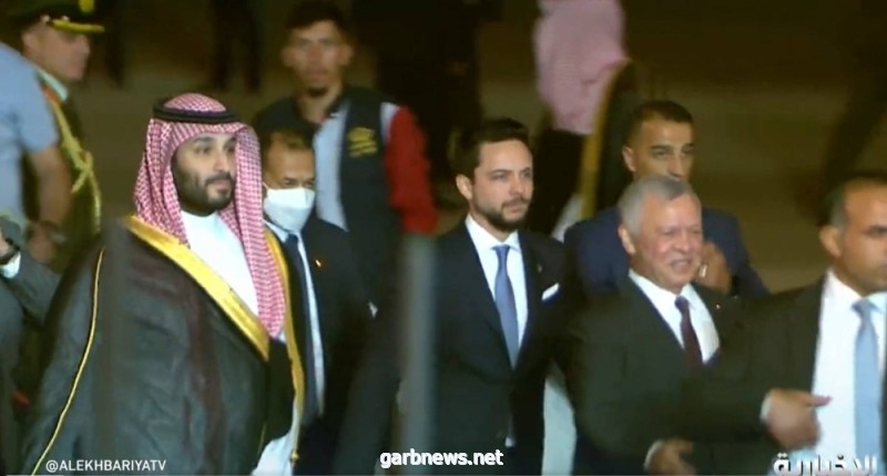ولي العهد يرافق ملك الأردن وولي عهده بعد وصوله إلى العاصمة عمان في زيارة رسمية
