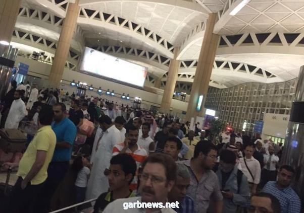 مطار الملك خالد يصدر بياناً بشأن فيديو تكدس المسافرين في المطار