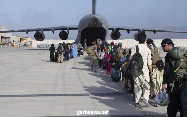 طفل يعود لأسرته بعد 10 أشهر من ضياعه بمطار كابول