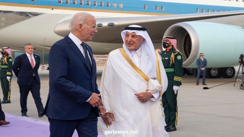 لقطة الأمير خالد الفيصل مع دبلوماسي أمريكي تثير مواقع التواصل الاجتماعي