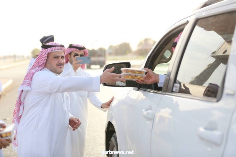 مهرجان التمور بوادي الدواسر يوزع الرطب في مداخل المحافظة على المسافرين