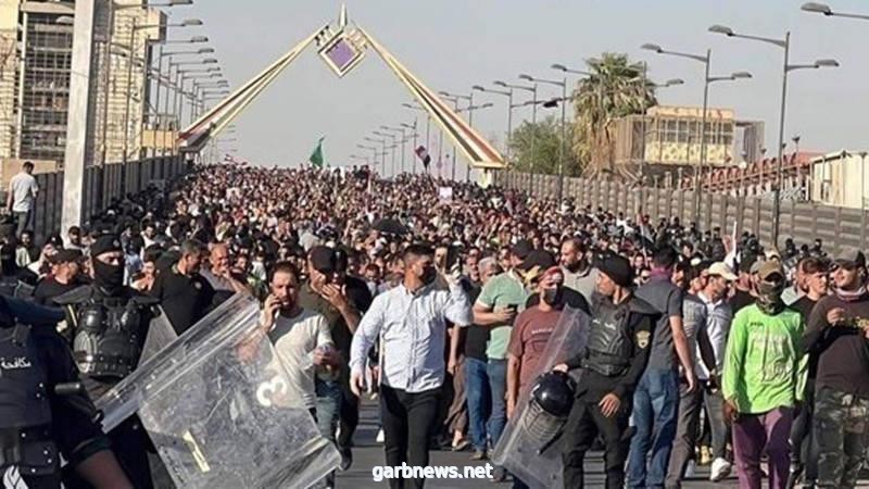 متظاهرون مؤيدون لمقتدى الصدر يقتحمون البرلمان العراقي مجدداً وسقوط جرحى