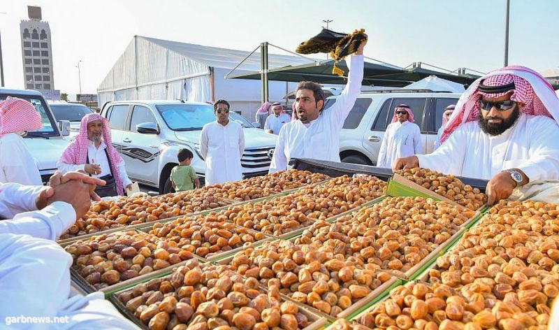 مهرجان التمور بمنطقة حائل يشهد اعتدالاً بالأسعار ووفرة بالمعروض وإقبالاً من الزوار